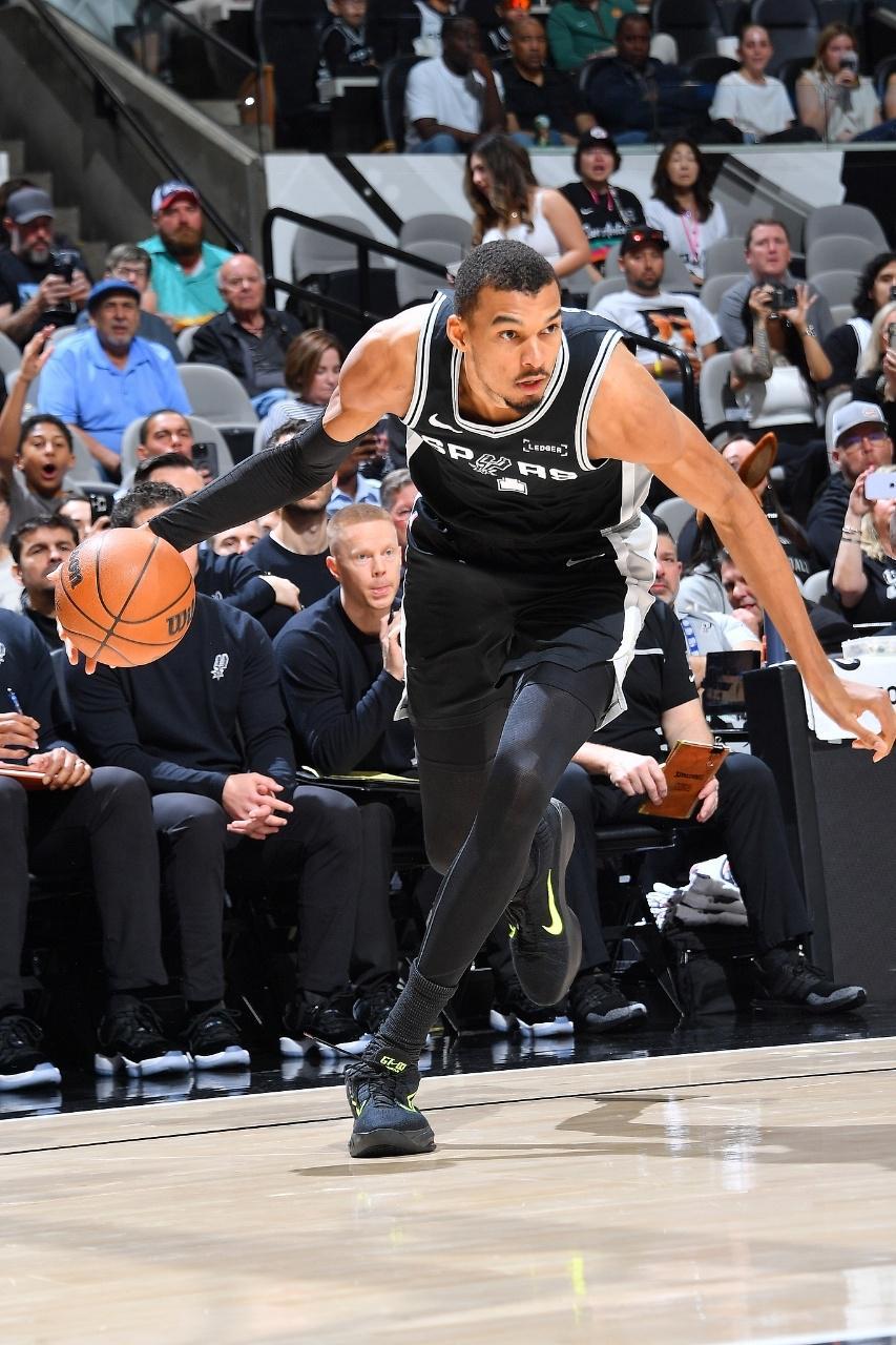 开云app-文班38+16+5帽历史第二马刺大胜活塞 福克斯29分坎宁安26+8